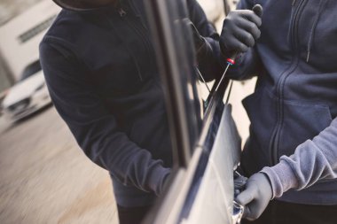 Hırsız arabayı çalıyor. 