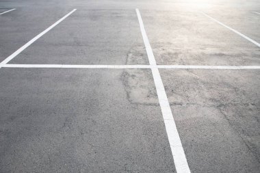 Araba cadde boyunca park ediyor.