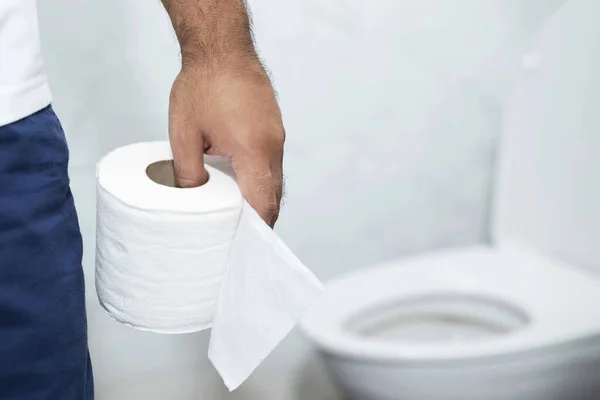 Homem Sofre Diarréia Detém Rolo Papel Higiênico Frente Vaso Sanitário — Fotografia de Stock