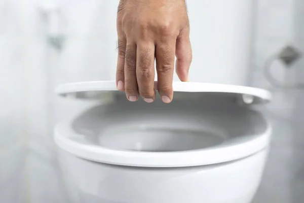 Ręcznie Otwarta Toaleta Domu — Zdjęcie stockowe