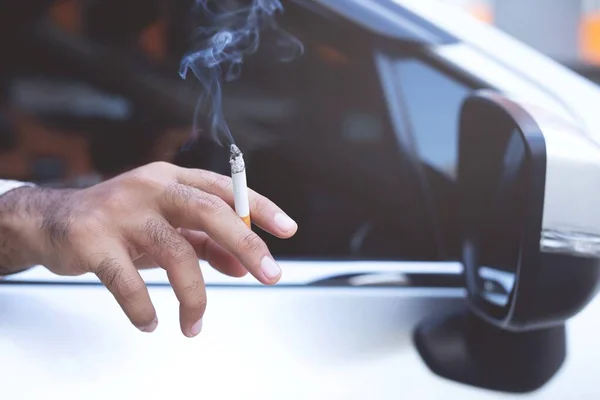 Чоловік Який Курить Машині — стокове фото