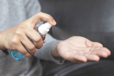 Corona virüsünü ya da covid virüsü 19 'u önlemek için sprey el.