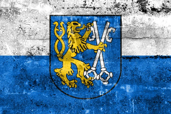 Прапор Легниця з гербом, Польща, пофарбовані з брудних стін — стокове фото