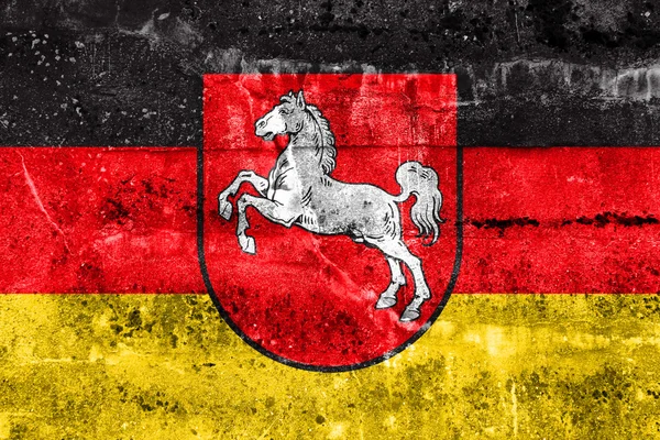 Vlajka Dolní Sasko, malované na špinavé zdi — Stock fotografie