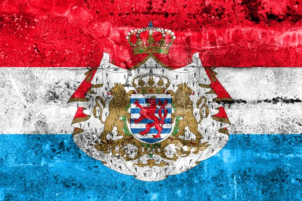 Lucemburská vlajka s erbem, namalované na špinavé zdi — Stock fotografie