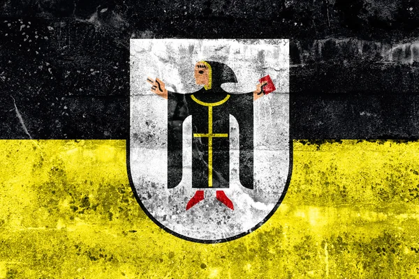 Flagge von München mit Wappen, Deutschland, an schmutzige Wand gemalt — Stockfoto