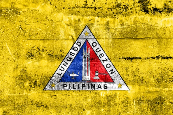 Флаг Кесон-Сити, Филиппины, расписанный на грязной стене — стоковое фото
