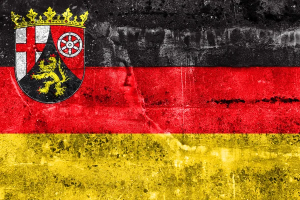 Flagga av Rheinland-Pfalz, Tyskland, målade på smutsiga vägg — Stockfoto