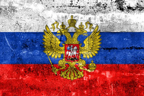 Bandera de Rusia con Escudo de Armas, pintado en la pared sucia —  Fotos de Stock