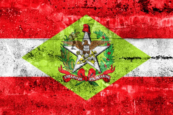Флаг штата Санта-Катарина, Бразилия, расписанный на грязной стене — стоковое фото