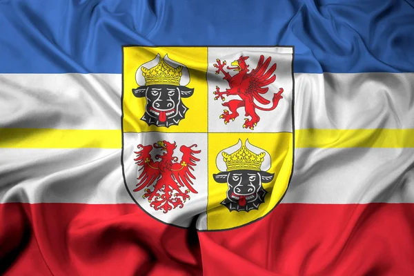 Mecklenburg-Western Pomerania arması ile bayrağı sallayarak — Stok fotoğraf