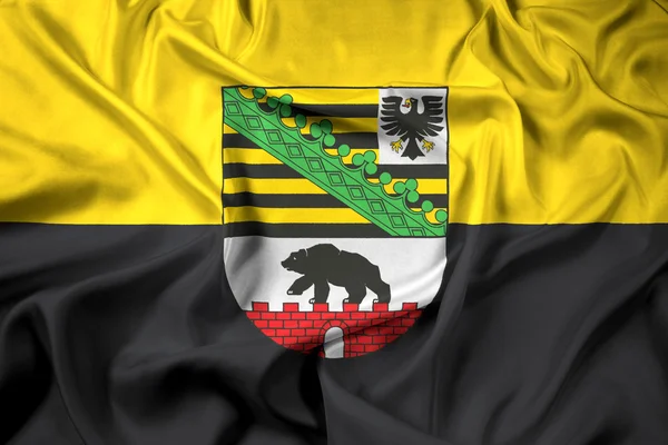 Macha flagą kraju związkowego Saksonia Anhalt, z herbem, Niemcy — Zdjęcie stockowe