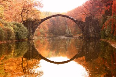 Rakotz Köprüsü (Rakotzbrucke, Şeytan Köprüsü) Kromlau, Saksonya