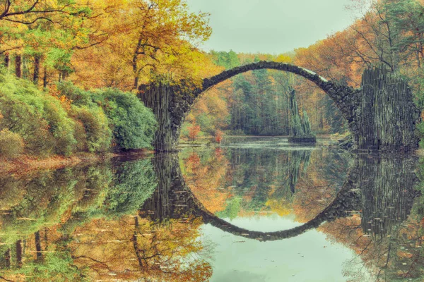 Ponte de Rakotz (Rakotzbrucke, ponte do diabo) em Kromlau, Saxónia — Fotografia de Stock