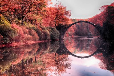 Rakotz Köprüsü (Rakotzbrucke, Şeytan Köprüsü) Kromlau. 
