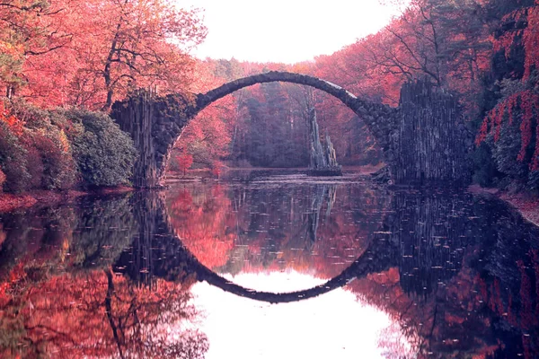 Ponte d'Arco a Kromlau. Posto incredibile in Germania — Foto Stock