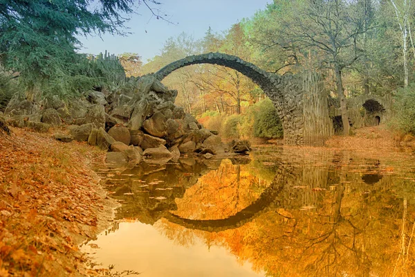 Pont de l'arche à Kromlau. Lieu incroyable en Allemagne — Photo