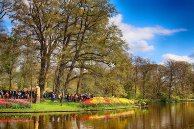 Keukenhof Bahçe, Lisse, Hollanda - 29 Nisan 2017: Dünyanın en büyük çiçek bahçeleri biridir. 7 milyonun üzerinde çiçek soğanı ve bir milyon ziyaretçi her yıl.