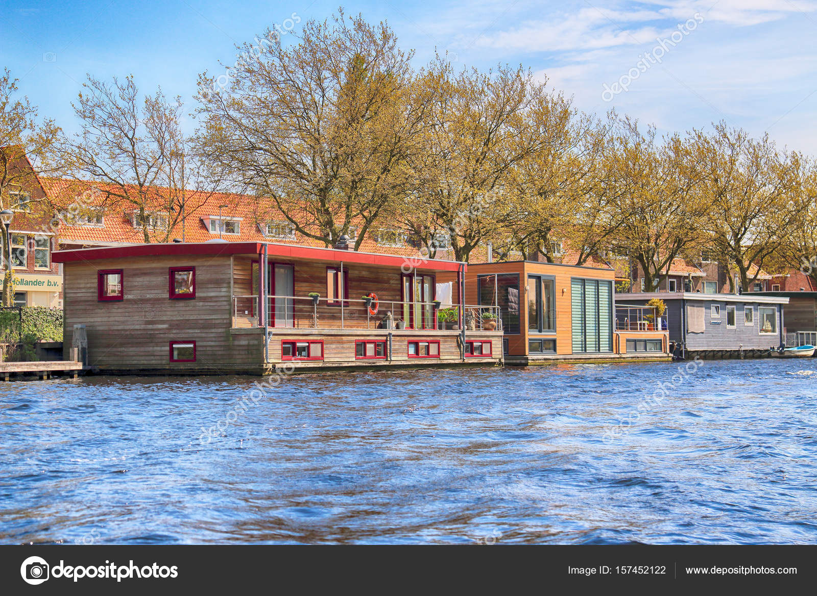 Haarlem, Pays-Bas - 30 avril 2017 : Maison moderne sur l\'eau. Vue ... Haarlem, Pays-Bas - 30 avril 2017 : Maison moderne sur l\'eau. Vue ...