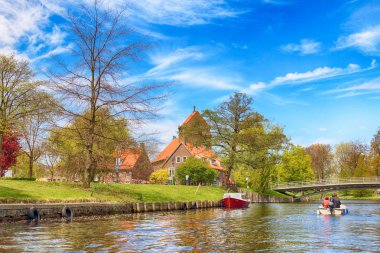Haarlem, Hollanda - 30 Nisan 2017: Canal bahar teknelerle. Tipik Hollanda mimari. Tekne düzeyden görüntülemek.