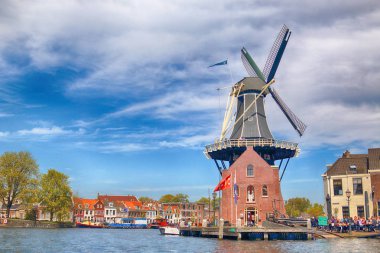 Haarlem, Hollanda - 30 Nisan 2017: Spaarne nehir yel değirmeni Adriaan ile. Tipik Hollanda mimari. Tekne düzeyden görüntülemek.