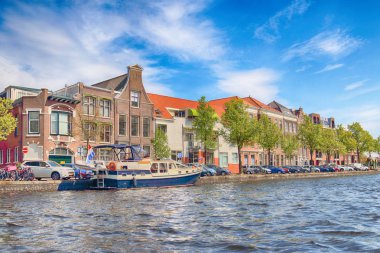 Haarlem, Hollanda - 30 Nisan 2017: Canal eski Haarlem tarihi evleriyle. Tipik Hollanda mimari. Tekne düzeyden görüntülemek.