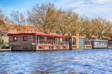 Haarlem, Hollanda - 30 Nisan 2017: Modern ev su. Tekne düzeyden görüntülemek.