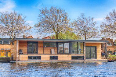 Haarlem, Hollanda - 30 Nisan 2017: Modern ev su. Tekne düzeyden görüntülemek.