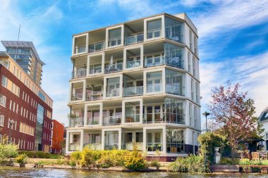 Haarlem, Hollanda - 30 Nisan 2017: Canal modern Hollanda mimari ile. Tekne düzeyden görüntülemek.