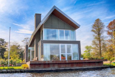 Haarlem, Hollanda - 30 Nisan 2017: Canal modern Hollanda mimari ile. Tekne düzeyden görüntülemek.