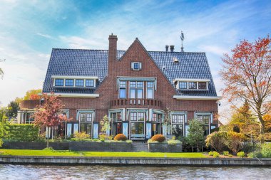 Haarlem, Hollanda - 30 Nisan 2017: Canal eski Haarlem tarihi evleriyle. Tipik Hollanda mimari. Tekne düzeyden görüntülemek.