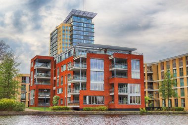 Haarlem, Hollanda - 30 Nisan 2017: Canal modern Hollanda mimari ile. Tekne düzeyden görüntülemek.