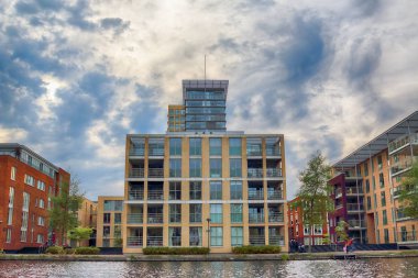 Haarlem, Hollanda - 30 Nisan 2017: Canal modern Hollanda mimari ile. Tekne düzeyden görüntülemek.