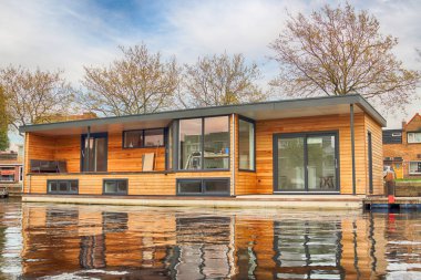 Haarlem, Hollanda - 30 Nisan 2017: Modern ev su. Tekne düzeyden görüntülemek.