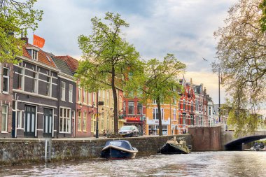 Haarlem, Hollanda - 30 Nisan 2017: Canal bahar teknelerle. Tipik Hollanda mimari. Tekne düzeyden görüntülemek.