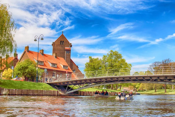 HAARLEM, NETHERLANDS - APR 30, 2017 : Canal with boats in Spring. Typical Dutch architecture. View from the boat level. — Stock Photo, Image