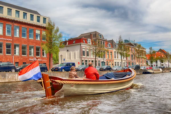 Haarlem, Nizozemsko - 30 duben 2017: Kanál s čluny na jaře. Typické holandské architektury. Pohled z úrovně lodí. — Stock fotografie