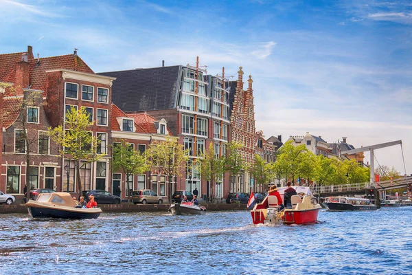 HAARLEM, NETHERLANDS - APR 30, 2017 : Canal with boats in Spring. Typical Dutch architecture. View from the boat level. — Stock Photo, Image