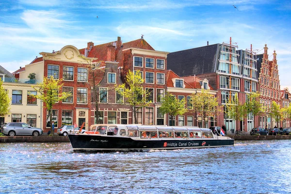 HAARLEM, NETHERLANDS - APR 30, 2017 : Canal with boats in Spring. Typical Dutch architecture. View from the boat level. — Stock Photo, Image
