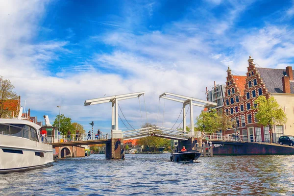 HAARLEM, NETHERLANDS - APR 30, 2017 : Gravestenen drawbridge over Spaarne river. Typical Dutch architecture. View from the boat level. — Stock Photo, Image
