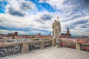 Wroclaw, Polonya - 29 Haziran 2017: Wroclaw Old Town. Wroclaw Üniversitesi matematik kuleden görüntüleyin. Aşağı Silezya, Polonya, Avrupa'nın tarihsel başkenti.