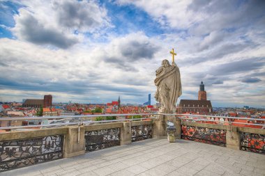 Wroclaw, Polonya - 29 Haziran 2017: Wroclaw Old Town. Wroclaw Üniversitesi matematik kuleden görüntüleyin. Aşağı Silezya, Polonya, Avrupa'nın tarihsel başkenti.