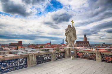 Wroclaw, Polonya - 29 Haziran 2017: Wroclaw Old Town. Wroclaw Üniversitesi matematik kuleden görüntüleyin. Aşağı Silezya, Polonya, Avrupa'nın tarihsel başkenti.