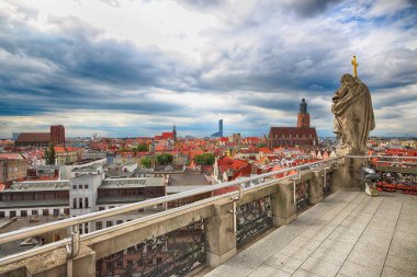 Wroclaw, Polonya - 29 Haziran 2017: Wroclaw Old Town. Wroclaw Üniversitesi matematik kuleden görüntüleyin. Aşağı Silezya, Polonya, Avrupa'nın tarihsel başkenti.