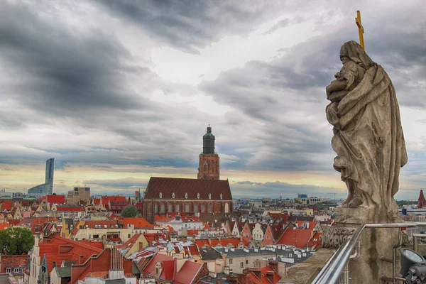 Wroclaw, Polonya - 29 Haziran 2017: Wroclaw Old Town. Wroclaw Üniversitesi matematik kuleden görüntüleyin. Aşağı Silezya, Polonya, Avrupa'nın tarihsel başkenti.