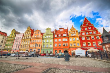 Wroclaw, Polonya - 13 Temmuz 2017: Wroclaw Old Town. Tuz Meydanı. Bir Avrupa'nın en renkli Pazar kareler ile şehir. Aşağı Silezya, Polonya, Avrupa'nın tarihsel başkenti.