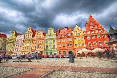 Wroclaw, Polonya - 13 Temmuz 2017: Wroclaw Old Town. Tuz Meydanı. Bir Avrupa'nın en renkli Pazar kareler ile şehir. Aşağı Silezya, Polonya, Avrupa'nın tarihsel başkenti.