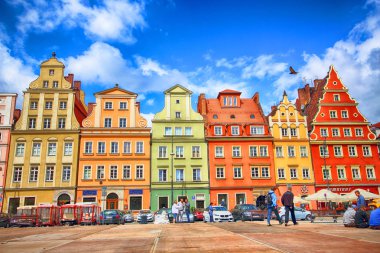 Wroclaw, Polonya - 13 Temmuz 2017: Wroclaw Old Town. Tuz Meydanı. Bir Avrupa'nın en renkli Pazar kareler ile şehir. Aşağı Silezya, Polonya, Avrupa'nın tarihsel başkenti.