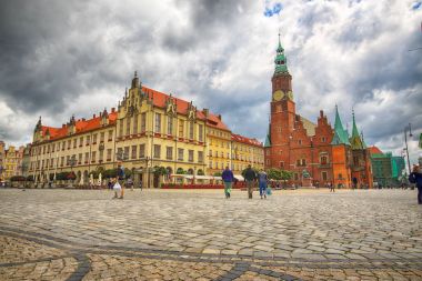 Wroclaw, Polonya - 13 Temmuz 2017: Wroclaw Old Town. Bir Avrupa'nın en renkli Pazar kareler ile şehir. Aşağı Silezya, Polonya, Avrupa'nın tarihsel başkenti.