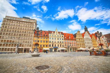 Wroclaw, Polonya - 13 Temmuz 2017: Wroclaw Old Town. Bir Avrupa'nın en renkli Pazar kareler ile şehir. Aşağı Silezya, Polonya, Avrupa'nın tarihsel başkenti.